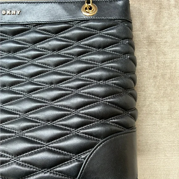 DKNY Leather Tote, Quilted Puff Diamond Pattern, Gold Hardware 🖤💛 - Picture 3 of 11